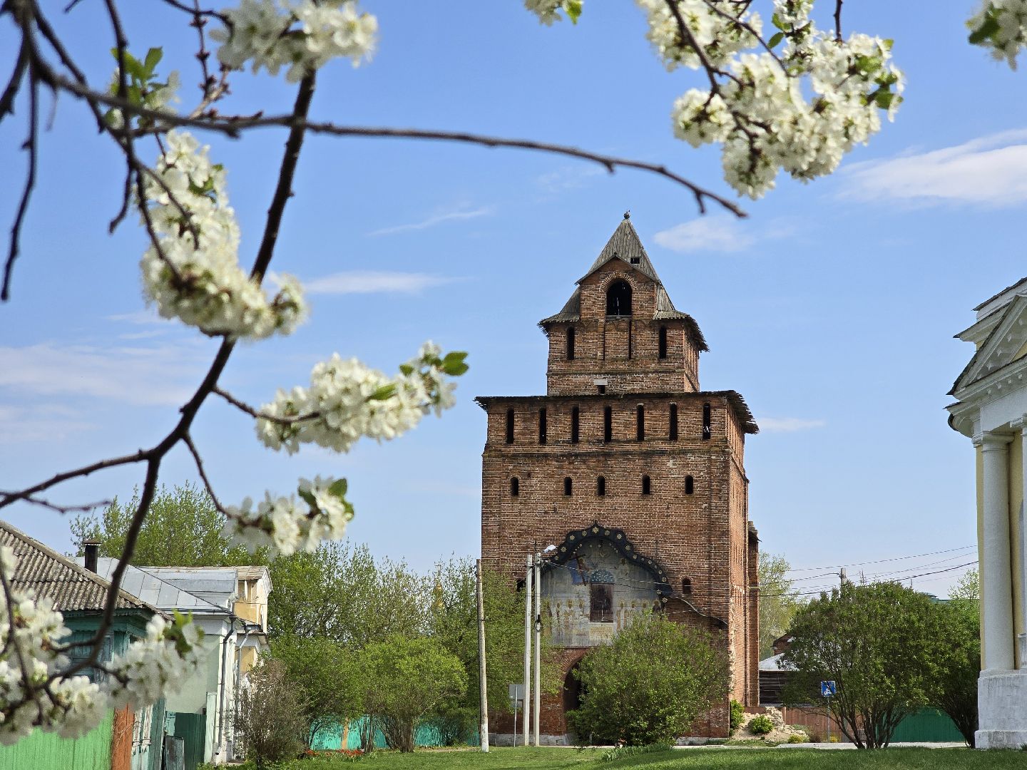 Коломна, цветение растений, майские праздники,