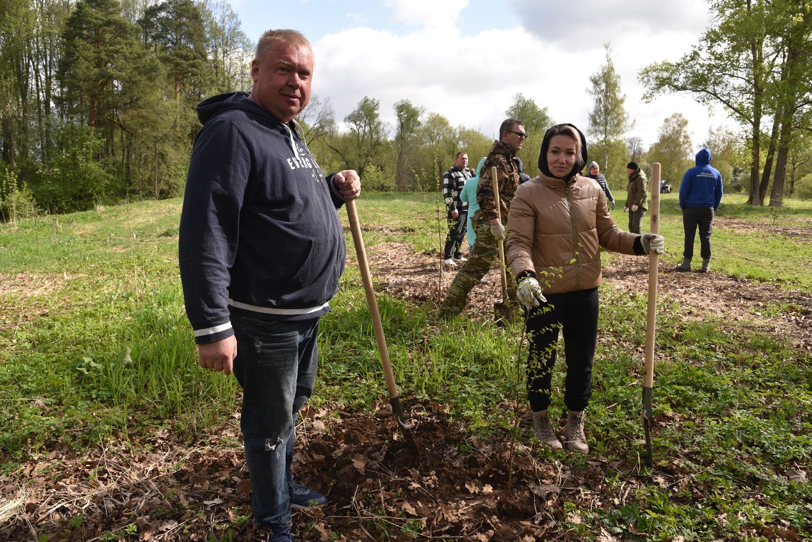лотошино, дубки, сад памяти, посадка деревьев,