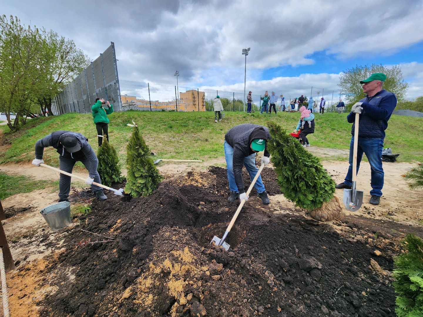 Чехов, набережная реки теребенка, Всероссийский субботник, уборка территорий, посадка деревьев, туи, ели, саженцы, благоустройство, уборка мусора, глава округа михаил собакин,