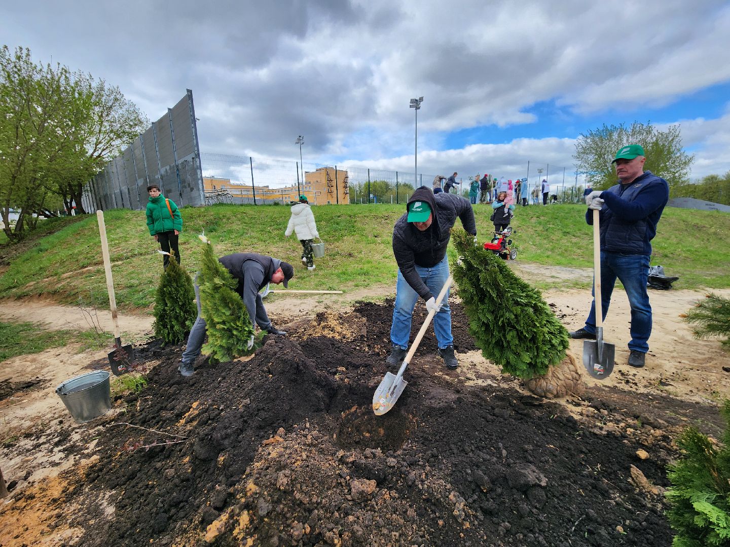 Чехов, набережная реки теребенка, Всероссийский субботник, уборка территорий, посадка деревьев, туи, ели, саженцы, благоустройство, уборка мусора, глава округа михаил собакин,