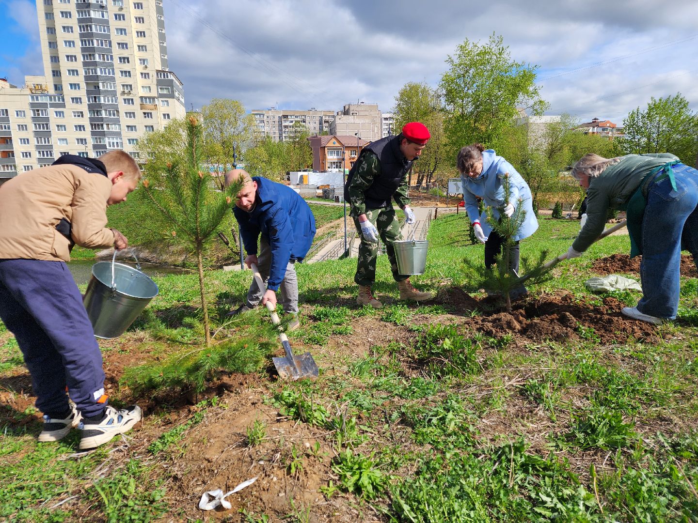 Чехов, набережная реки теребенка, Всероссийский субботник, уборка территорий, посадка деревьев, туи, ели, саженцы, благоустройство, уборка мусора, глава округа михаил собакин,