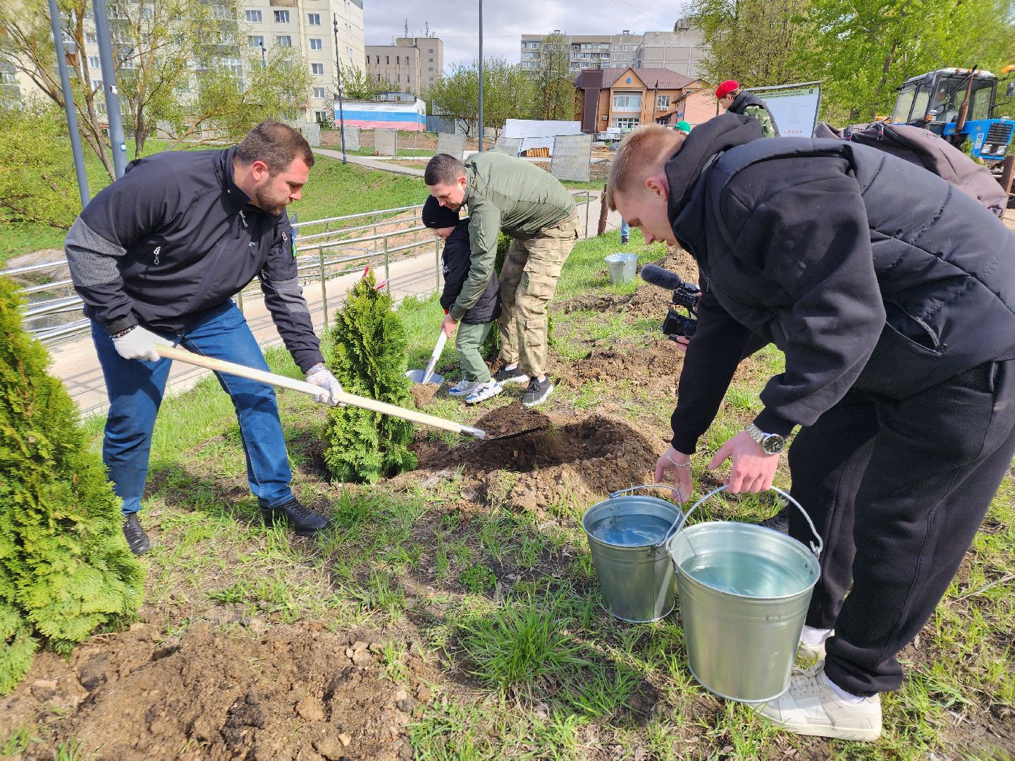 Чехов, набережная реки теребенка, Всероссийский субботник, уборка территорий, посадка деревьев, туи, ели, саженцы, благоустройство, уборка мусора, глава округа михаил собакин,