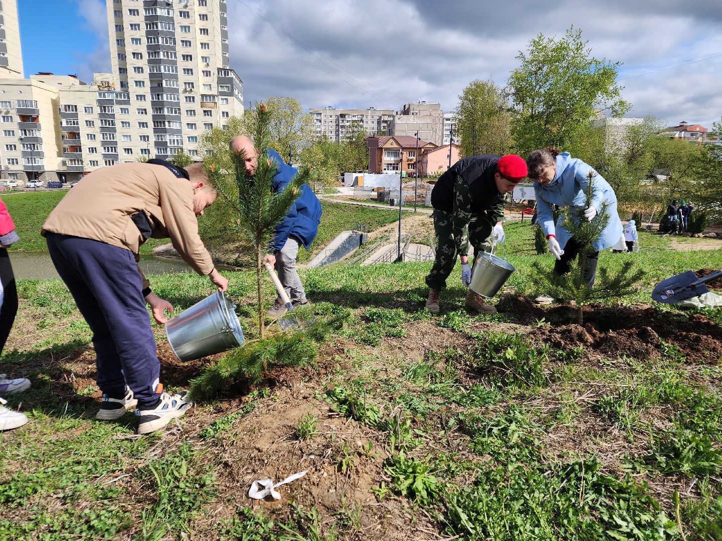 Чехов, набережная реки теребенка, Всероссийский субботник, уборка территорий, посадка деревьев, туи, ели, саженцы, благоустройство, уборка мусора, глава округа михаил собакин,