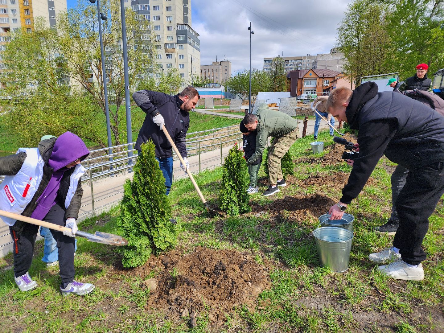 Чехов, набережная реки теребенка, Всероссийский субботник, уборка территорий, посадка деревьев, туи, ели, саженцы, благоустройство, уборка мусора, глава округа михаил собакин,