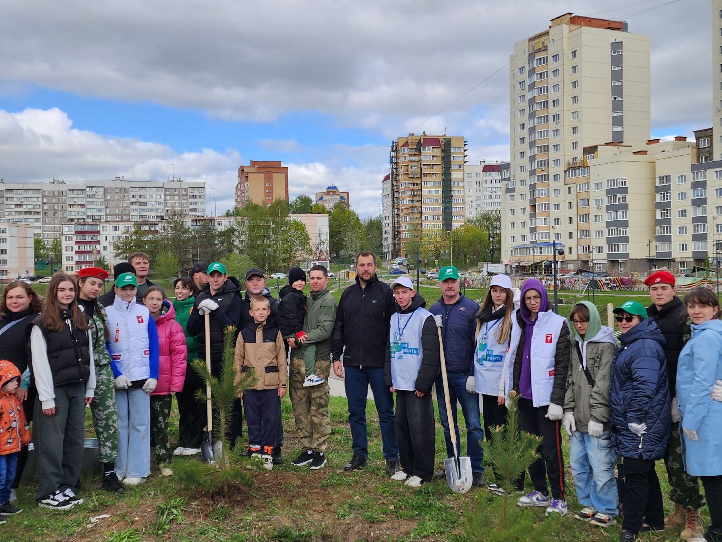 Чехов, набережная реки теребенка, Всероссийский субботник, уборка территорий, посадка деревьев, туи, ели, саженцы, благоустройство, уборка мусора, глава округа михаил собакин,