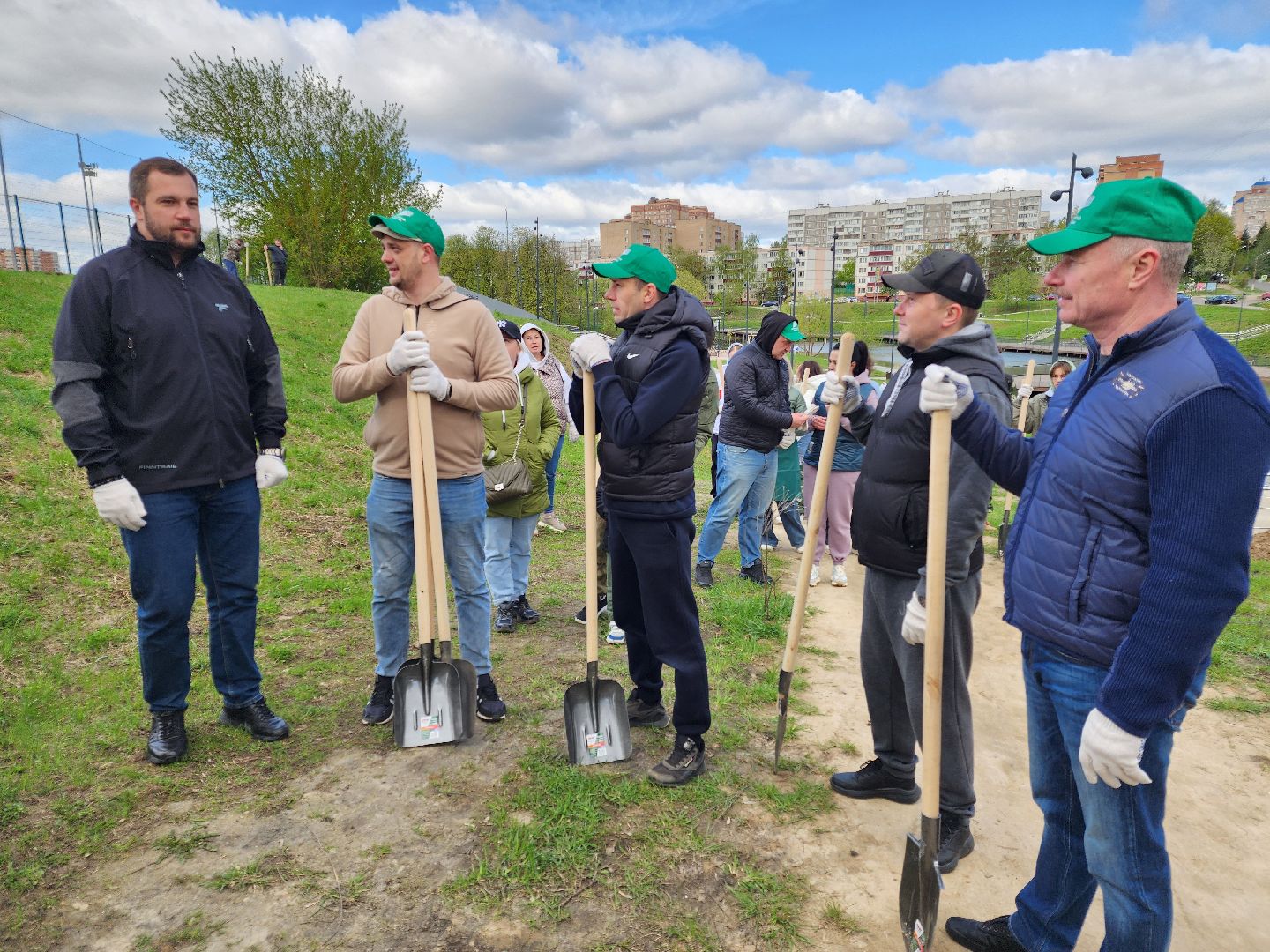 Чехов, набережная реки теребенка, Всероссийский субботник, уборка территорий, посадка деревьев, туи, ели, саженцы, благоустройство, уборка мусора, глава округа михаил собакин,