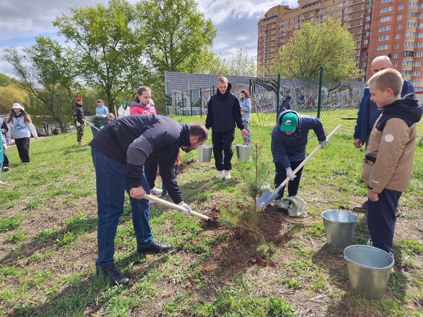 Чехов, набережная реки теребенка, Всероссийский субботник, уборка территорий, посадка деревьев, туи, ели, саженцы, благоустройство, уборка мусора, глава округа михаил собакин,