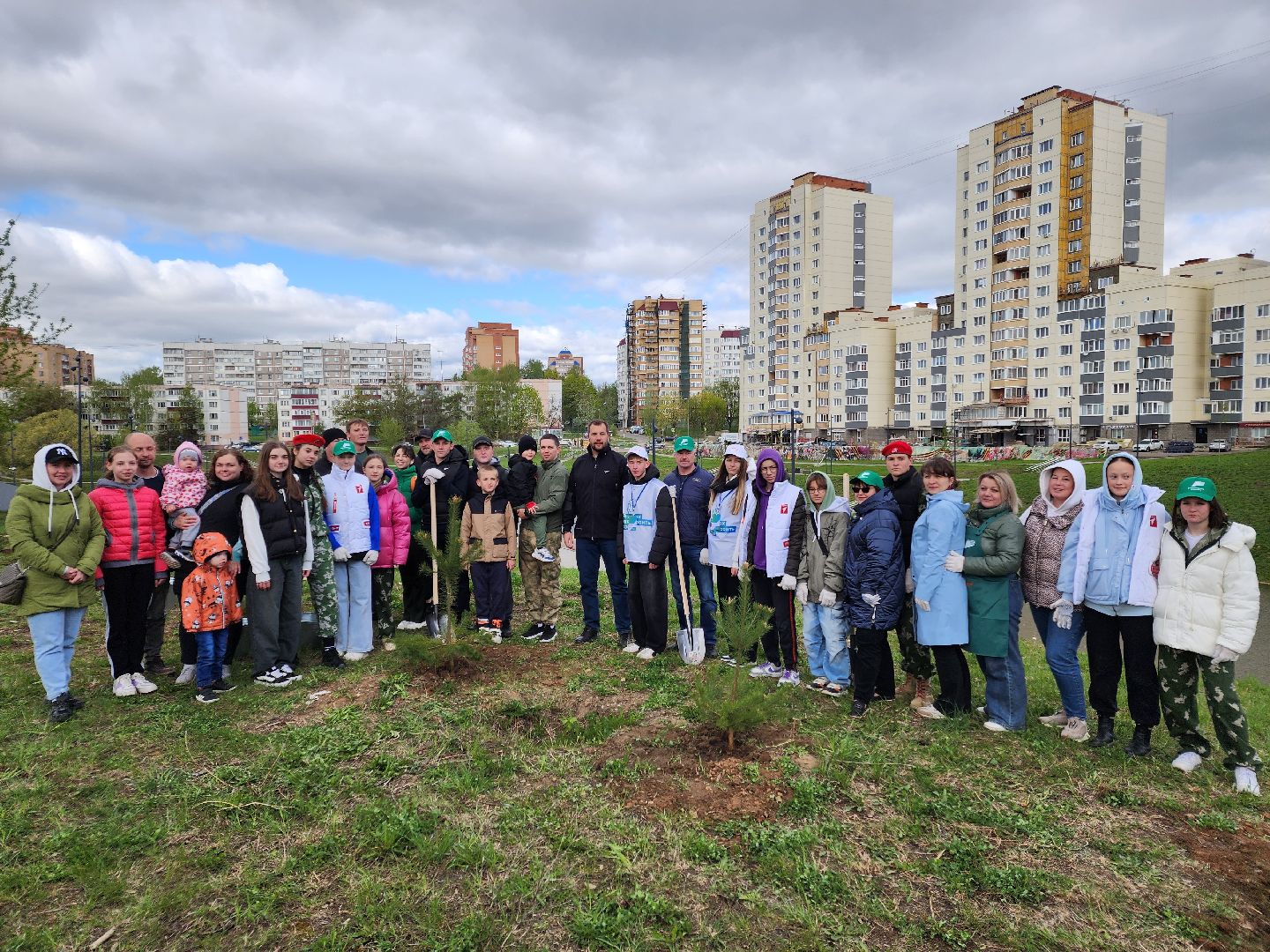 Чехов, набережная реки теребенка, Всероссийский субботник, уборка территорий, посадка деревьев, туи, ели, саженцы, благоустройство, уборка мусора, глава округа михаил собакин,