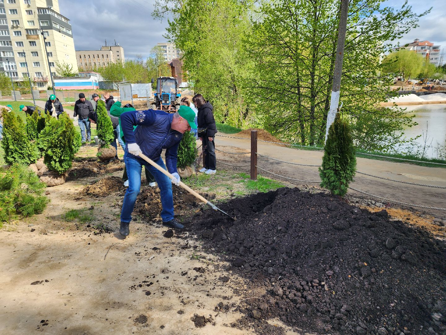 Чехов, набережная реки теребенка, Всероссийский субботник, уборка территорий, посадка деревьев, туи, ели, саженцы, благоустройство, уборка мусора, глава округа михаил собакин,