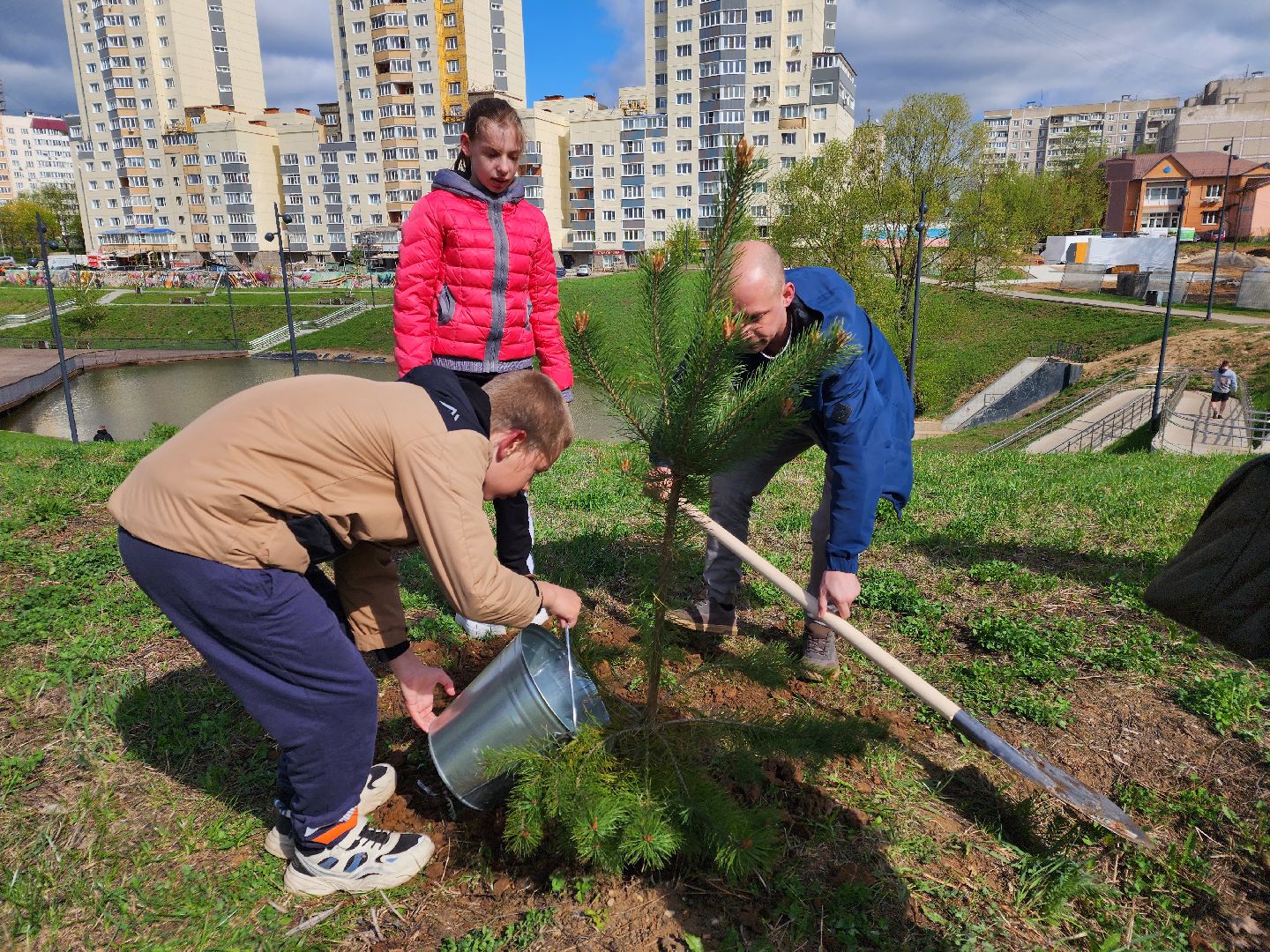 Чехов, набережная реки теребенка, Всероссийский субботник, уборка территорий, посадка деревьев, туи, ели, саженцы, благоустройство, уборка мусора, глава округа михаил собакин,