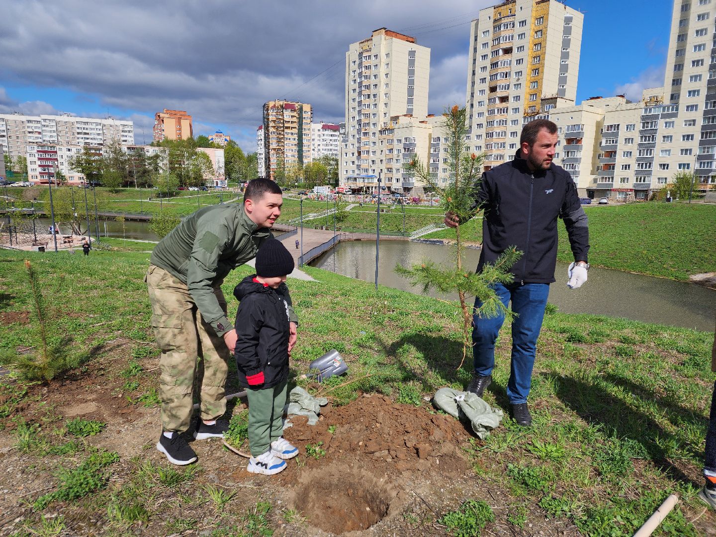 Чехов, набережная реки теребенка, Всероссийский субботник, уборка территорий, посадка деревьев, туи, ели, саженцы, благоустройство, уборка мусора, глава округа михаил собакин,