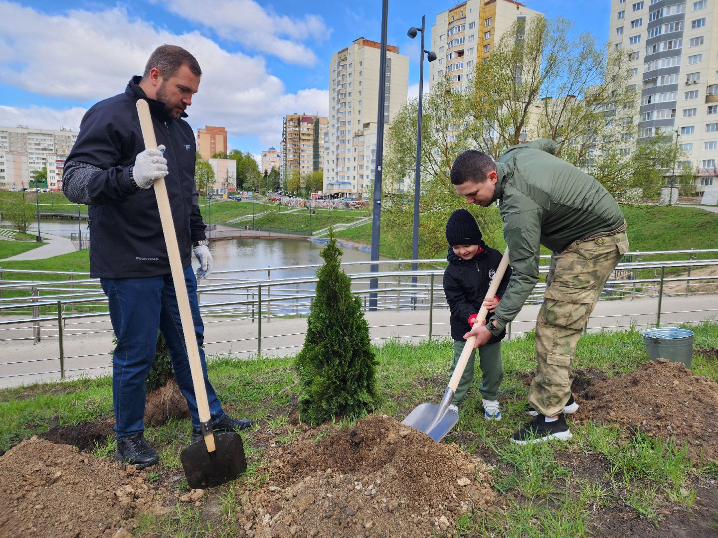 Чехов, набережная реки теребенка, Всероссийский субботник, уборка территорий, посадка деревьев, туи, ели, саженцы, благоустройство, уборка мусора, глава округа михаил собакин,