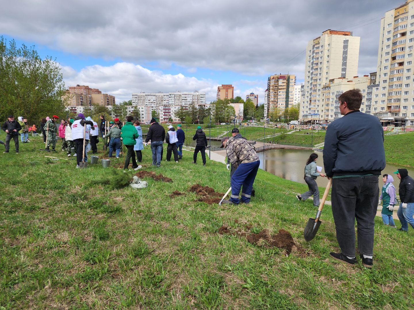 Чехов, набережная реки теребенка, Всероссийский субботник, уборка территорий, посадка деревьев, туи, ели, саженцы, благоустройство, уборка мусора, глава округа михаил собакин,