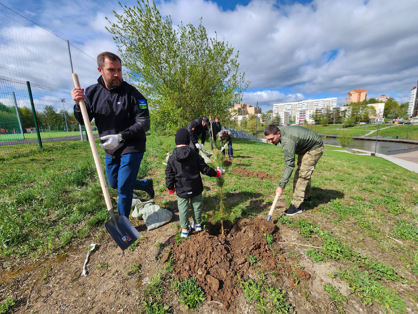 Чехов, набережная реки теребенка, Всероссийский субботник, уборка территорий, посадка деревьев, туи, ели, саженцы, благоустройство, уборка мусора, глава округа михаил собакин,