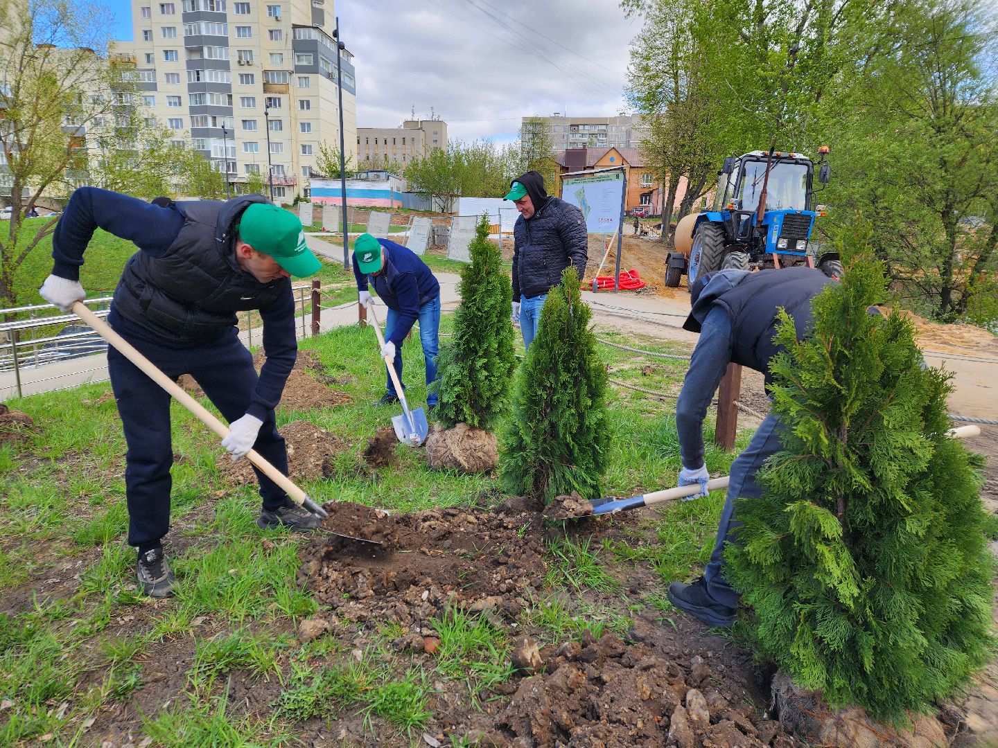 Чехов, набережная реки теребенка, Всероссийский субботник, уборка территорий, посадка деревьев, туи, ели, саженцы, благоустройство, уборка мусора, глава округа михаил собакин,