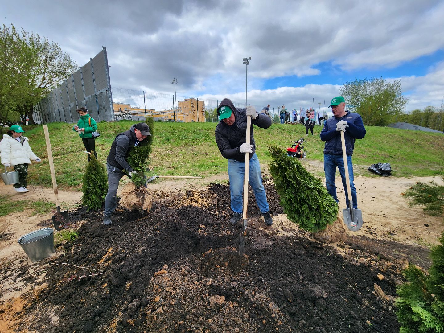 Чехов, набережная реки теребенка, Всероссийский субботник, уборка территорий, посадка деревьев, туи, ели, саженцы, благоустройство, уборка мусора, глава округа михаил собакин,