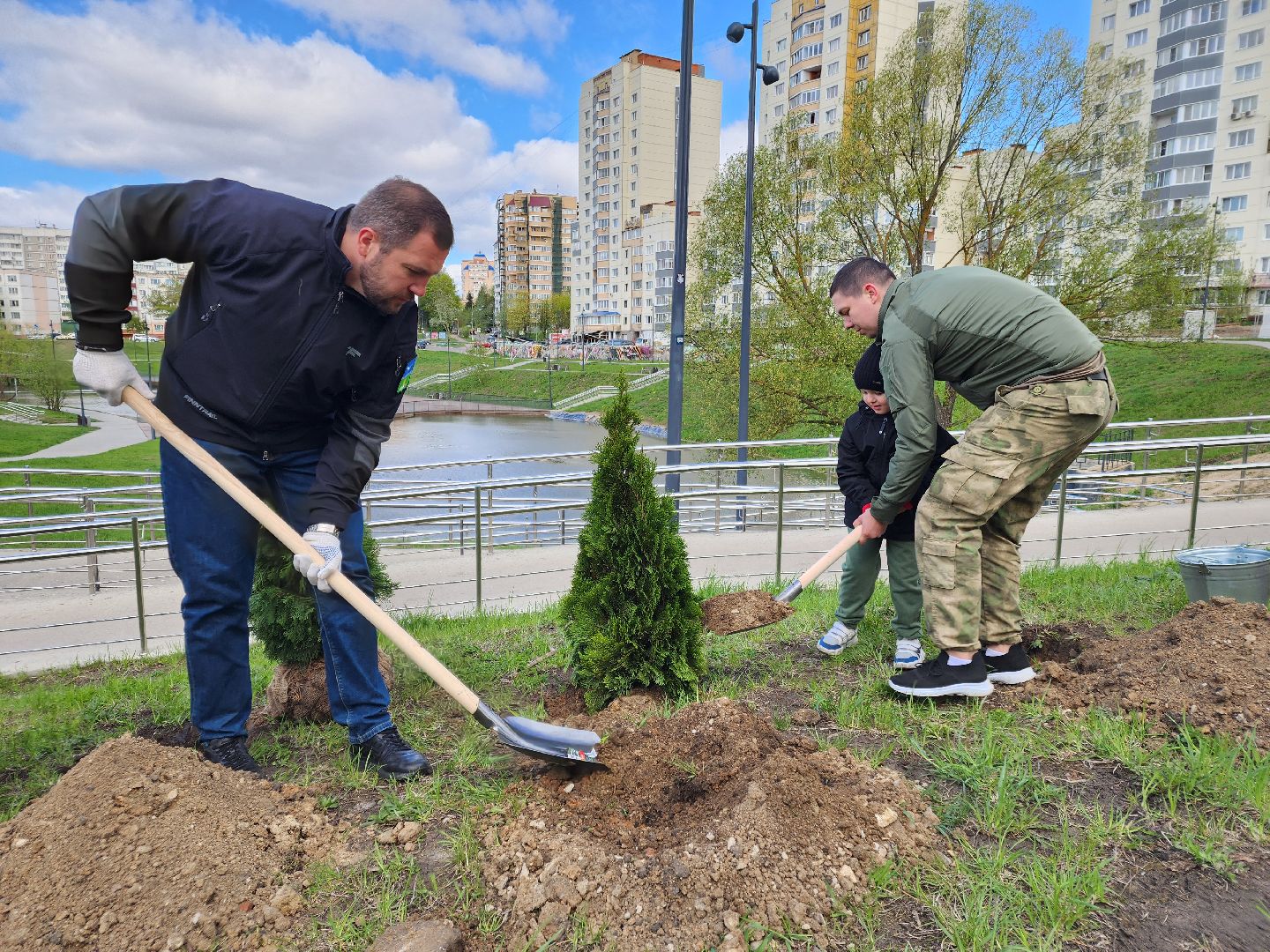Чехов, набережная реки теребенка, Всероссийский субботник, уборка территорий, посадка деревьев, туи, ели, саженцы, благоустройство, уборка мусора, глава округа михаил собакин,