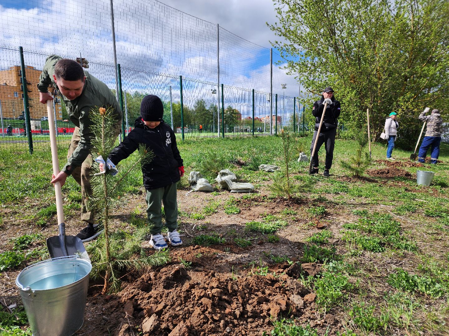 Чехов, набережная реки теребенка, Всероссийский субботник, уборка территорий, посадка деревьев, туи, ели, саженцы, благоустройство, уборка мусора, глава округа михаил собакин,