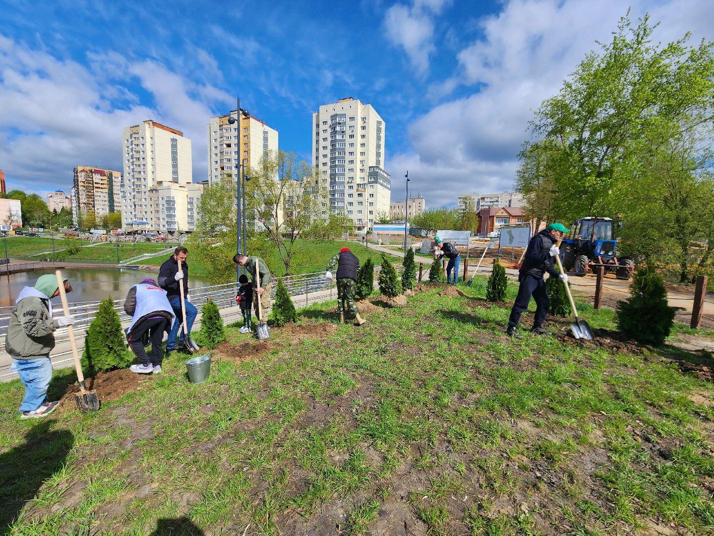 Чехов, набережная реки теребенка, Всероссийский субботник, уборка территорий, посадка деревьев, туи, ели, саженцы, благоустройство, уборка мусора, глава округа михаил собакин,