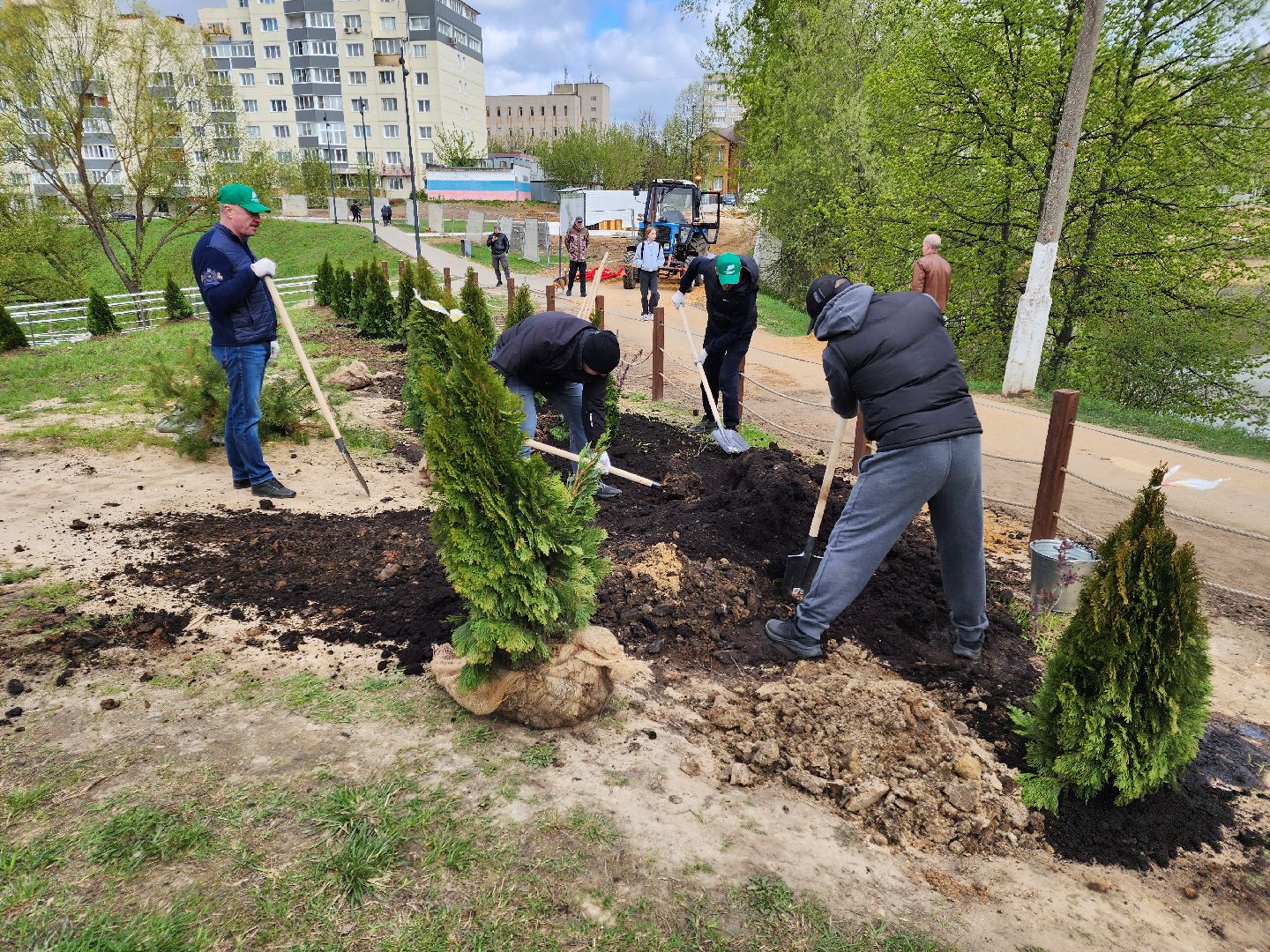 Чехов, набережная реки теребенка, Всероссийский субботник, уборка территорий, посадка деревьев, туи, ели, саженцы, благоустройство, уборка мусора, глава округа михаил собакин,