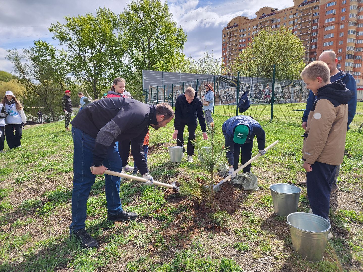 Чехов, набережная реки теребенка, Всероссийский субботник, уборка территорий, посадка деревьев, туи, ели, саженцы, благоустройство, уборка мусора, глава округа михаил собакин,