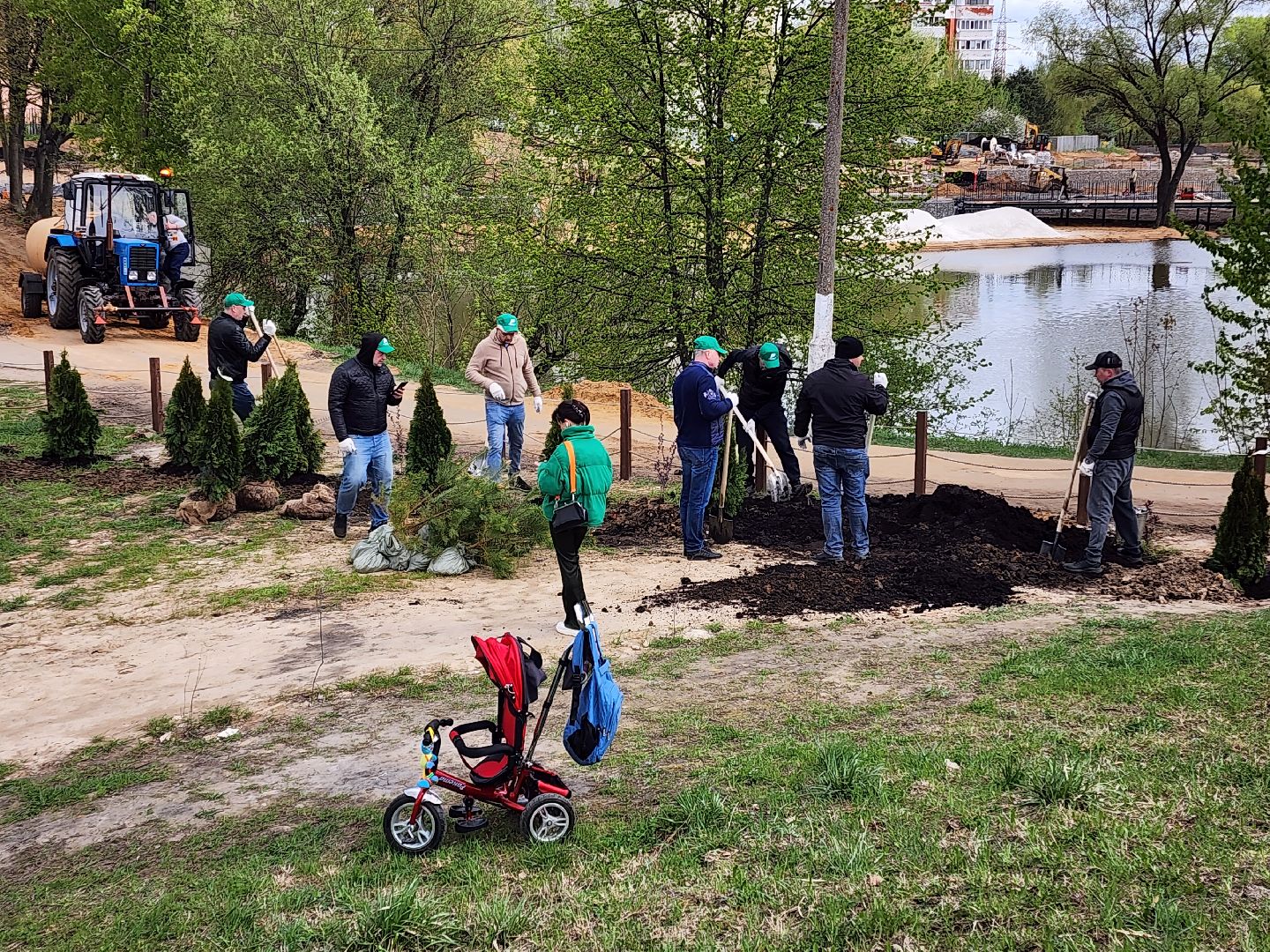 Чехов, набережная реки теребенка, Всероссийский субботник, уборка территорий, посадка деревьев, туи, ели, саженцы, благоустройство, уборка мусора, глава округа михаил собакин,