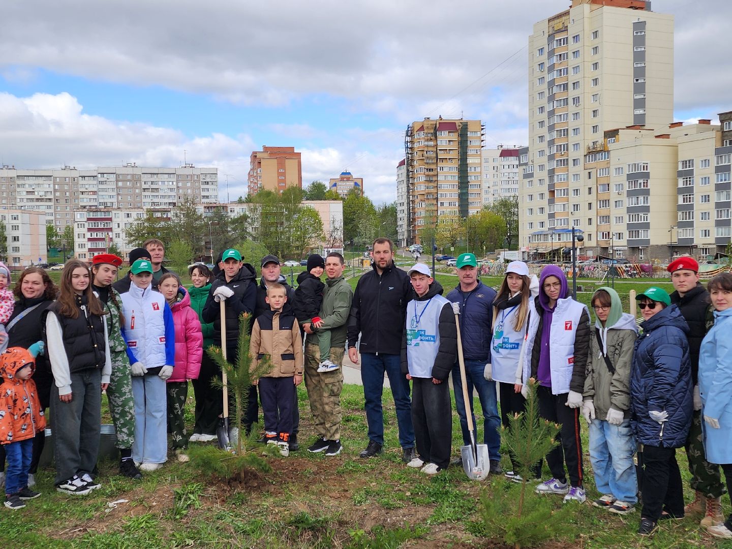 Чехов, набережная реки теребенка, Всероссийский субботник, уборка территорий, посадка деревьев, туи, ели, саженцы, благоустройство, уборка мусора, глава округа михаил собакин,
