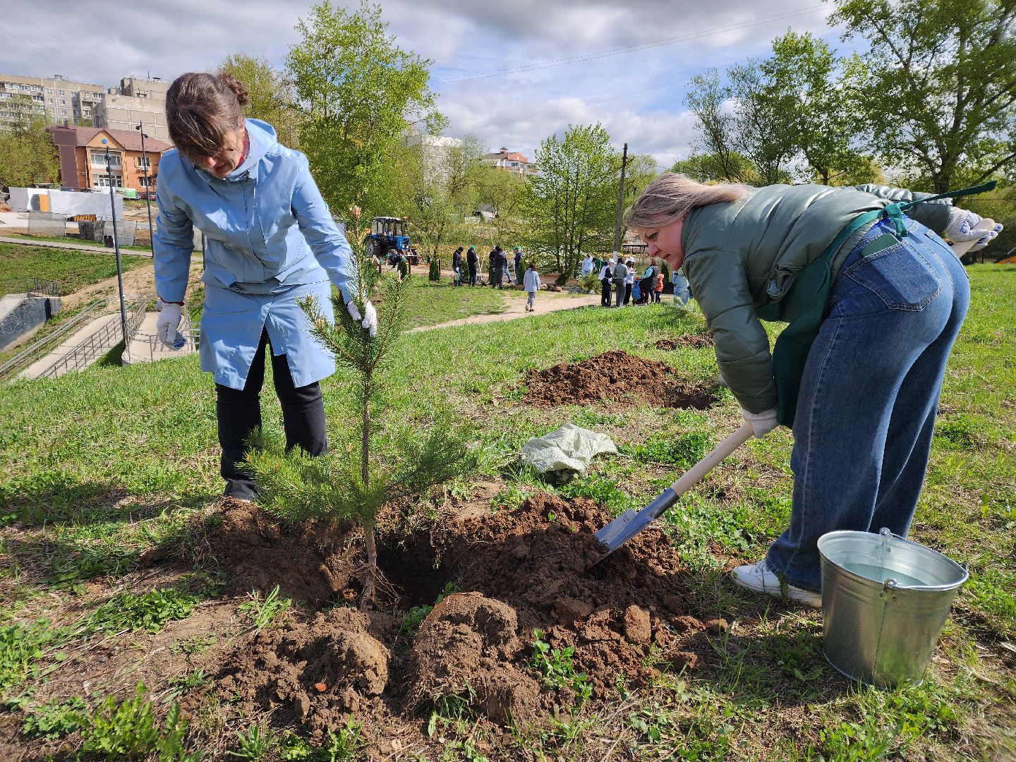 Чехов, набережная реки теребенка, Всероссийский субботник, уборка территорий, посадка деревьев, туи, ели, саженцы, благоустройство, уборка мусора, глава округа михаил собакин,