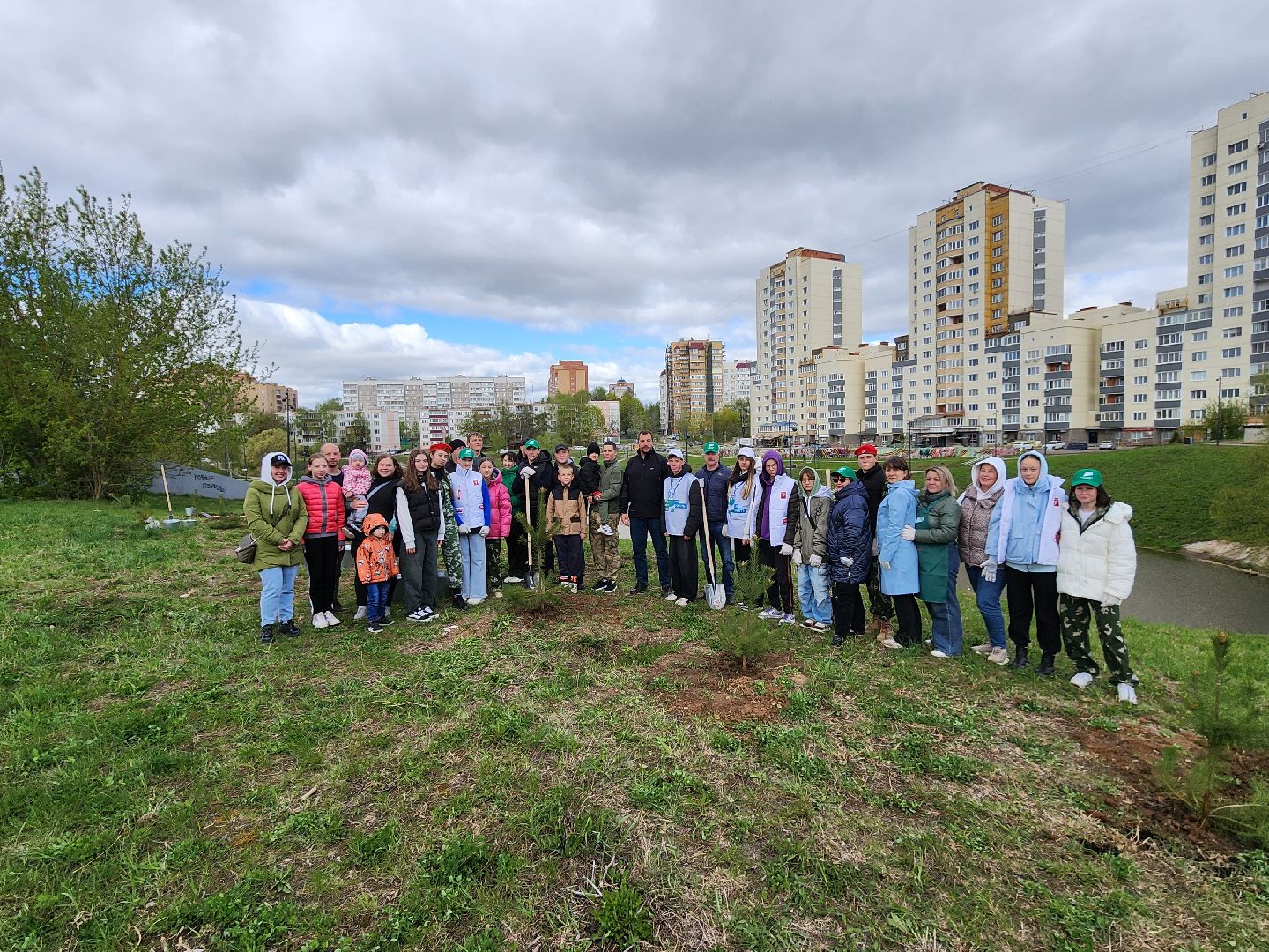 Чехов, набережная реки теребенка, Всероссийский субботник, уборка территорий, посадка деревьев, туи, ели, саженцы, благоустройство, уборка мусора, глава округа михаил собакин,