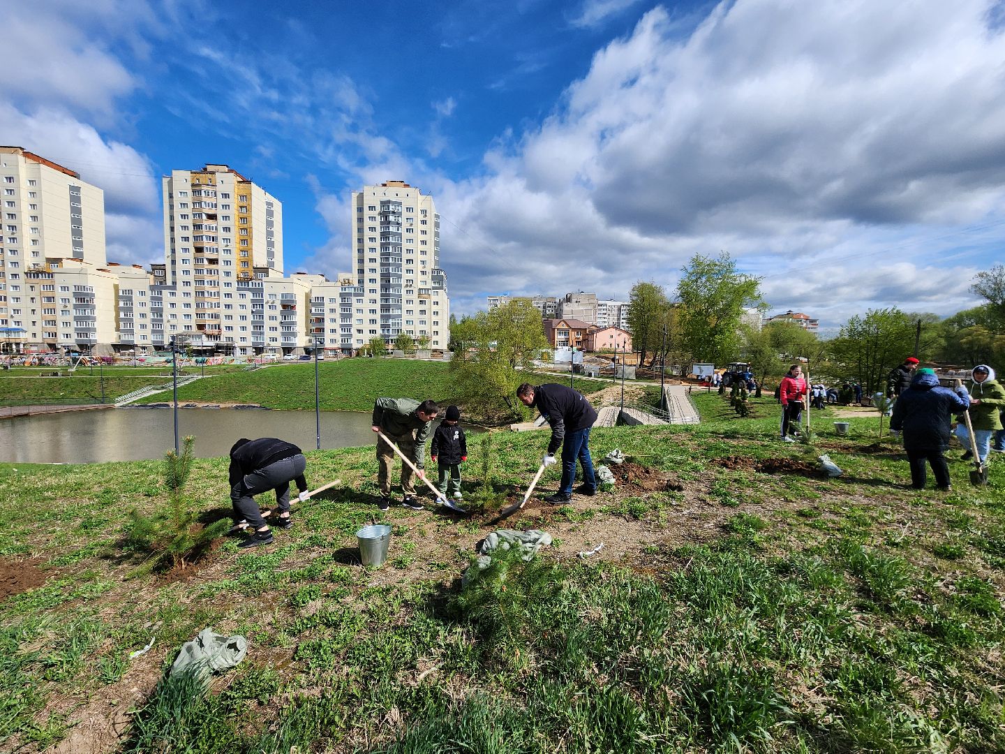 Чехов, набережная реки теребенка, Всероссийский субботник, уборка территорий, посадка деревьев, туи, ели, саженцы, благоустройство, уборка мусора, глава округа михаил собакин,