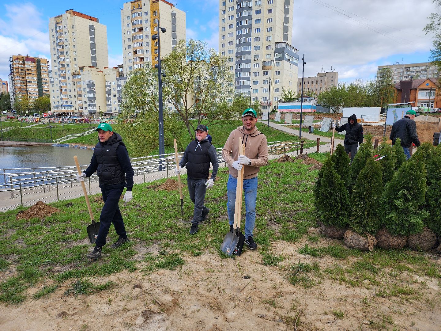 Чехов, набережная реки теребенка, Всероссийский субботник, уборка территорий, посадка деревьев, туи, ели, саженцы, благоустройство, уборка мусора, глава округа михаил собакин,