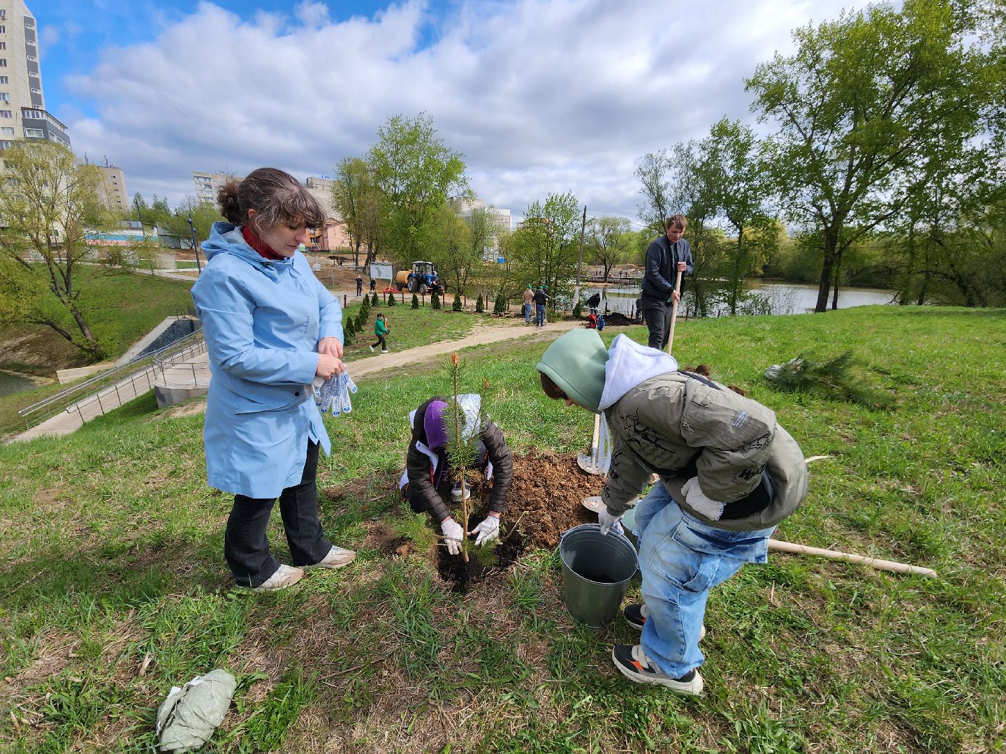Чехов, набережная реки теребенка, Всероссийский субботник, уборка территорий, посадка деревьев, туи, ели, саженцы, благоустройство, уборка мусора, глава округа михаил собакин,