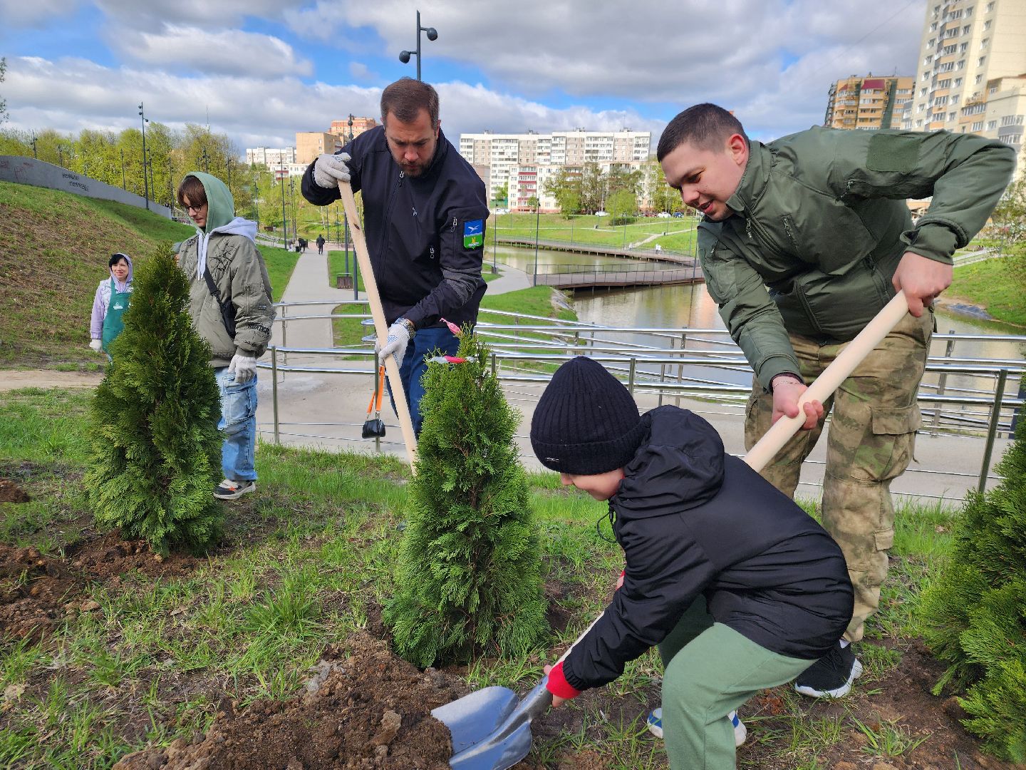 Чехов, набережная реки теребенка, Всероссийский субботник, уборка территорий, посадка деревьев, туи, ели, саженцы, благоустройство, уборка мусора, глава округа михаил собакин,