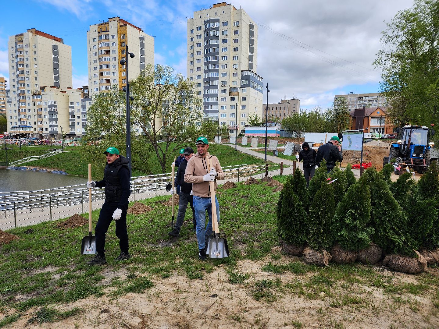 Чехов, набережная реки теребенка, Всероссийский субботник, уборка территорий, посадка деревьев, туи, ели, саженцы, благоустройство, уборка мусора, глава округа михаил собакин,