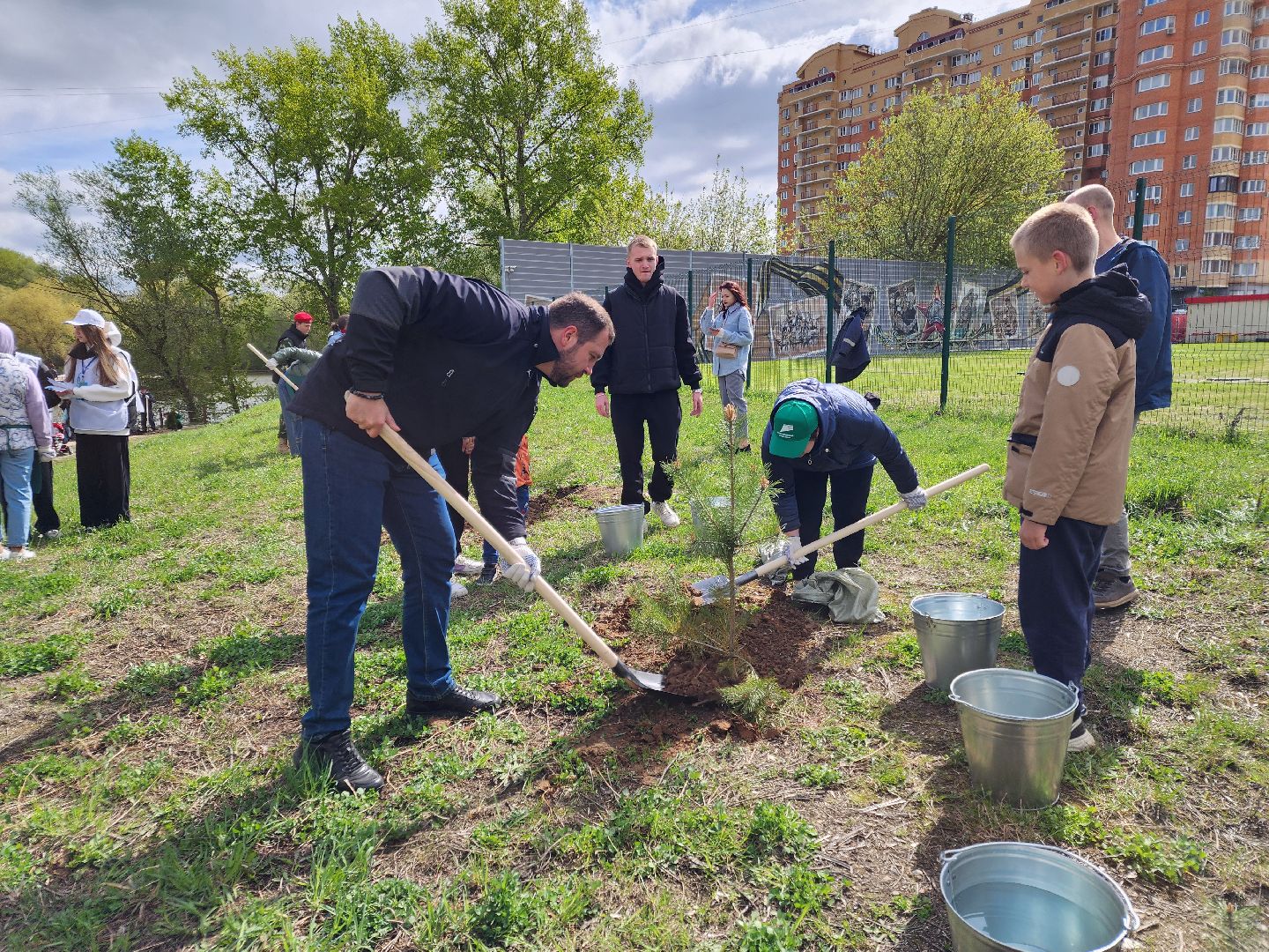 Чехов, набережная реки теребенка, Всероссийский субботник, уборка территорий, посадка деревьев, туи, ели, саженцы, благоустройство, уборка мусора, глава округа михаил собакин,