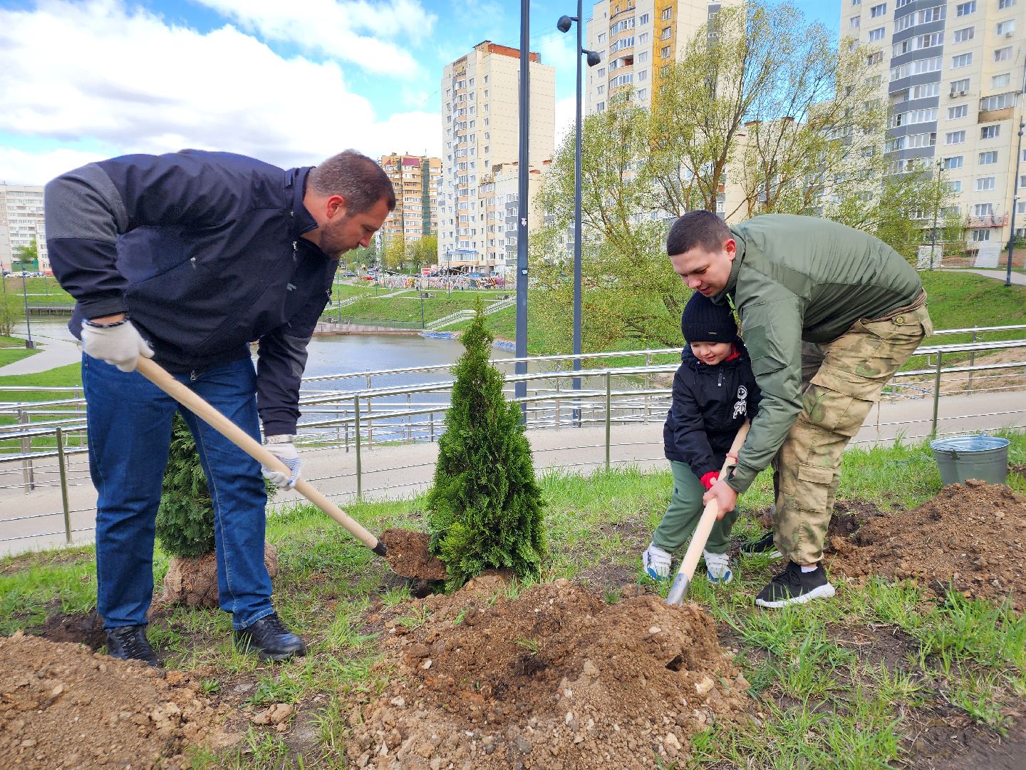 Чехов, набережная реки теребенка, Всероссийский субботник, уборка территорий, посадка деревьев, туи, ели, саженцы, благоустройство, уборка мусора, глава округа михаил собакин,