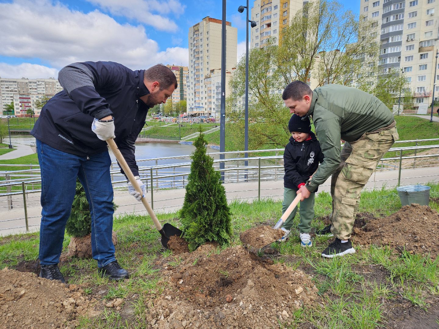 Чехов, набережная реки теребенка, Всероссийский субботник, уборка территорий, посадка деревьев, туи, ели, саженцы, благоустройство, уборка мусора, глава округа михаил собакин,