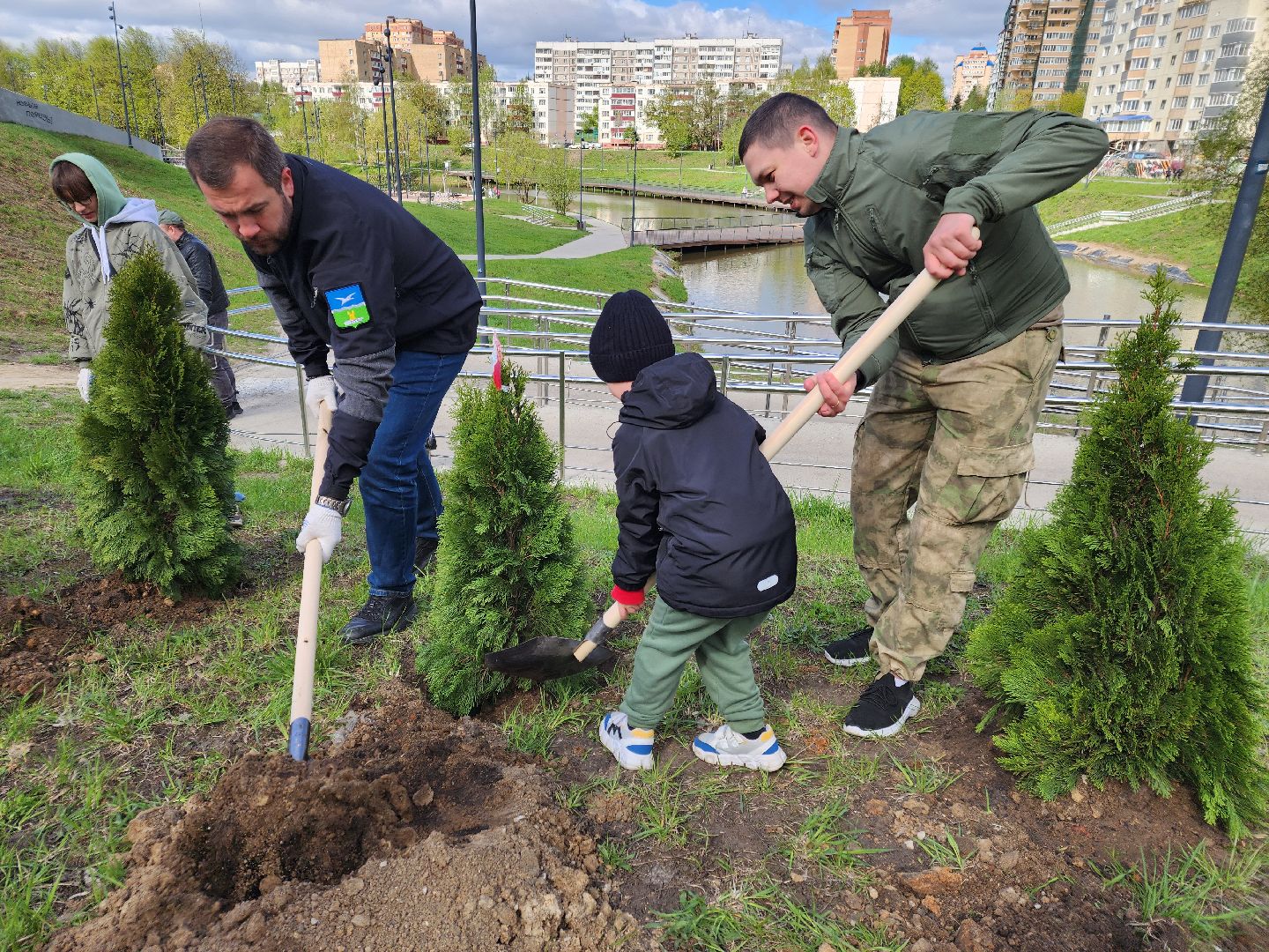 Чехов, набережная реки теребенка, Всероссийский субботник, уборка территорий, посадка деревьев, туи, ели, саженцы, благоустройство, уборка мусора, глава округа михаил собакин,