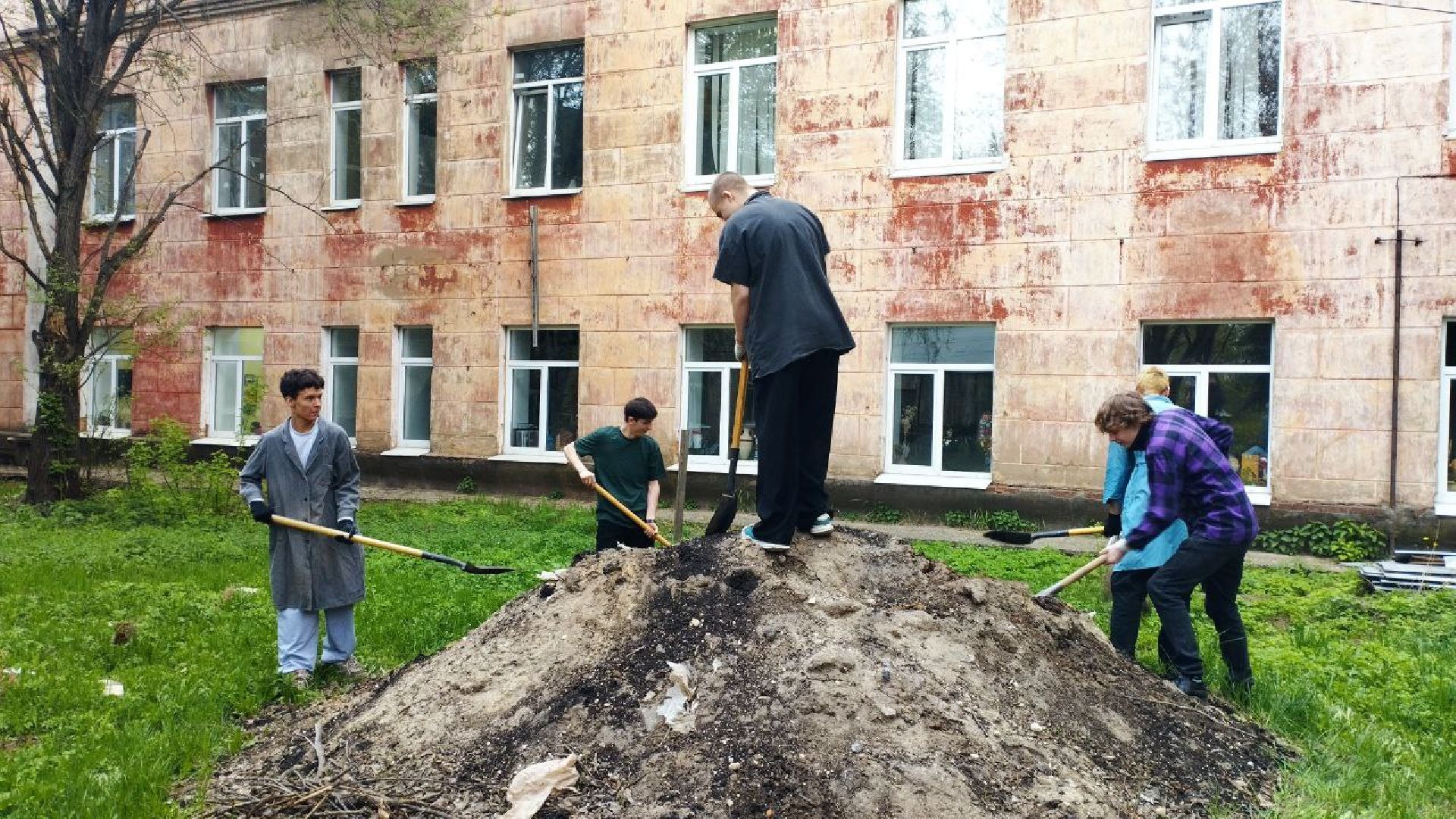 пушкинский округ, ивантеевка, субботник, центр социального обслуживания,  волонтерская помощь, уборка территории,