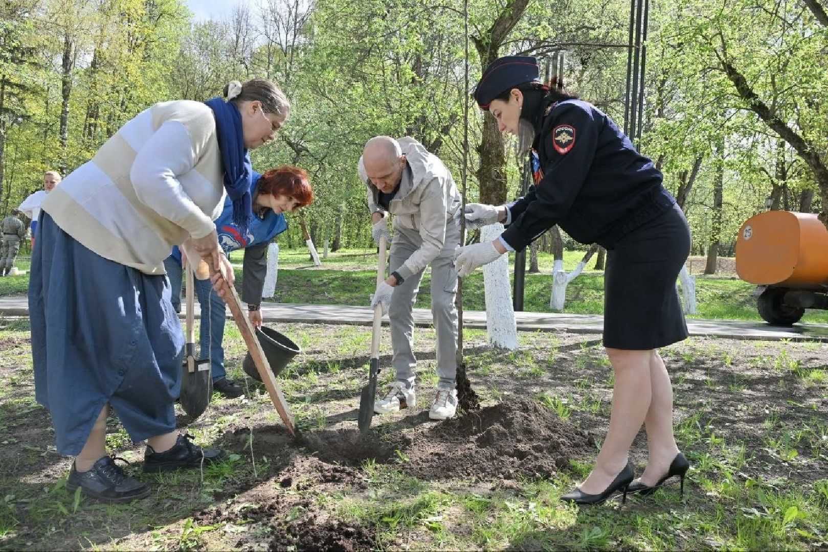 сад победы, посадка деревьев, 80 лет победе, власиха 80 лет вов,