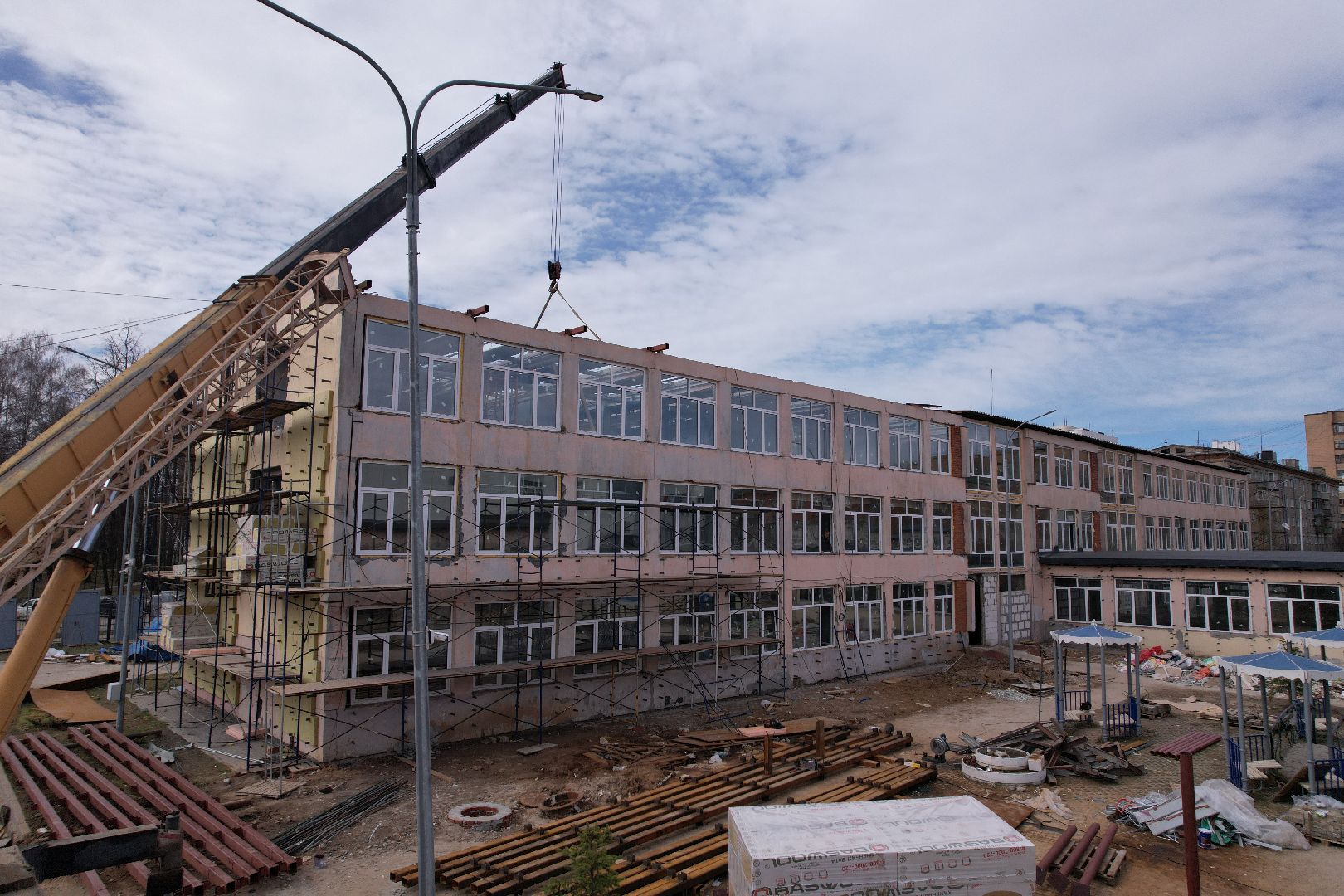 видео с коптера,  ремонт школы 17 в Серпухове,