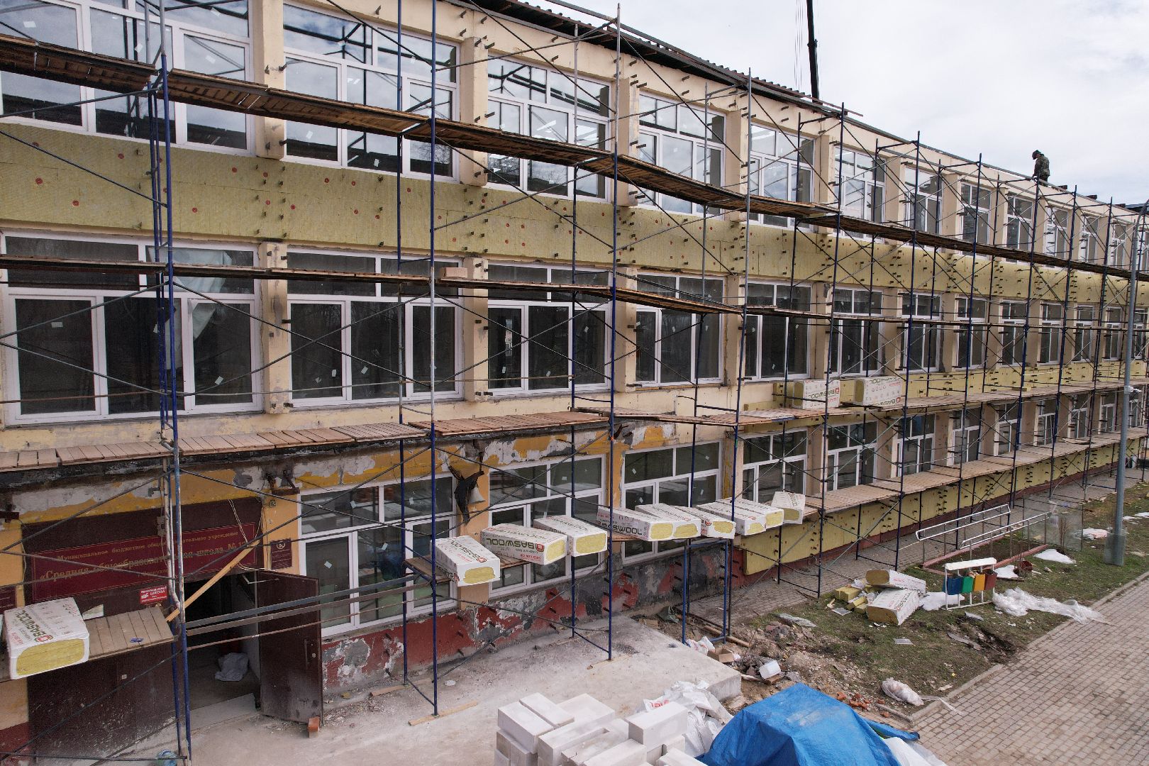 видео с коптера,  ремонт школы 17 в Серпухове,