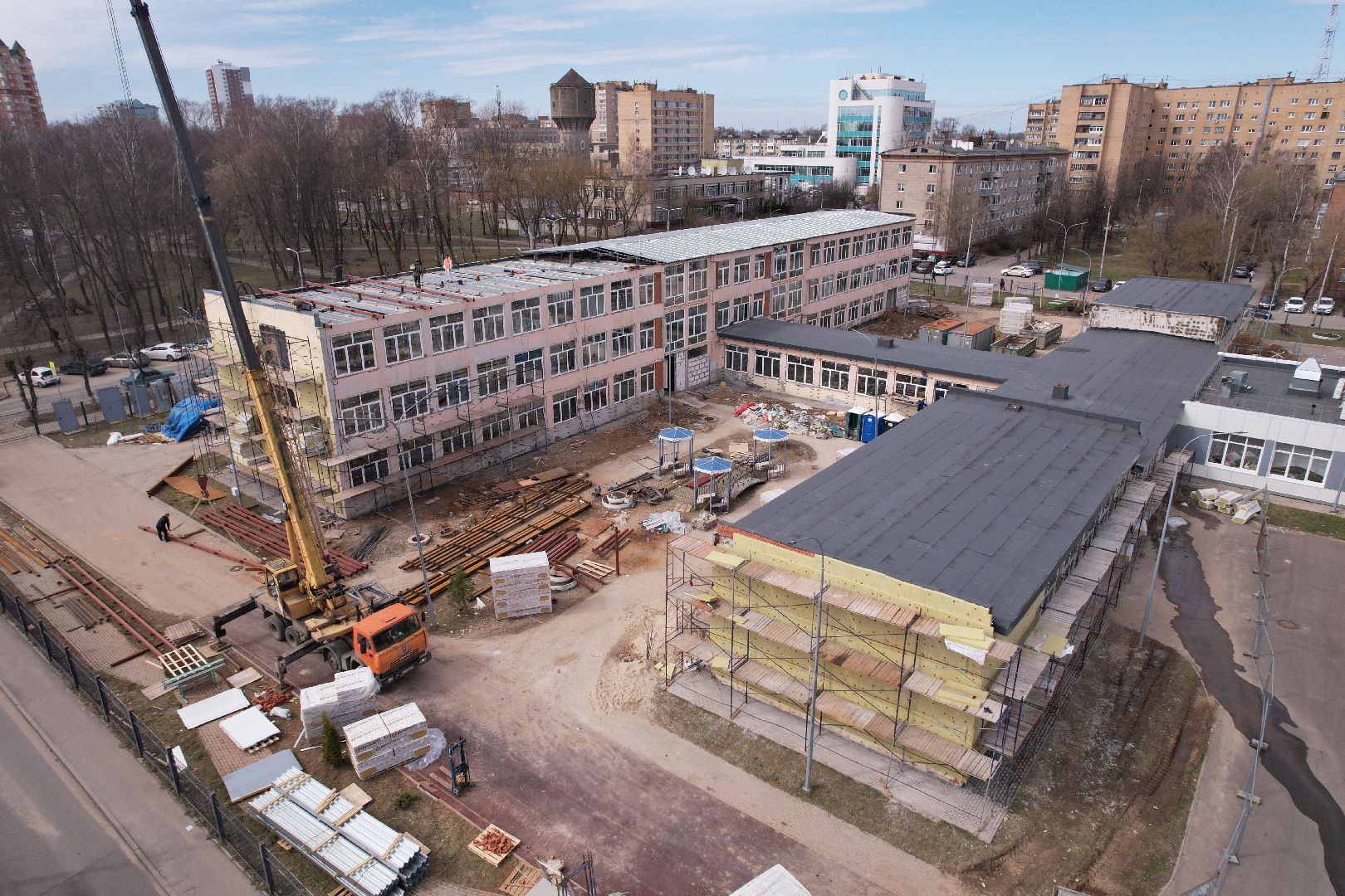 видео с коптера,  ремонт школы 17 в Серпухове,