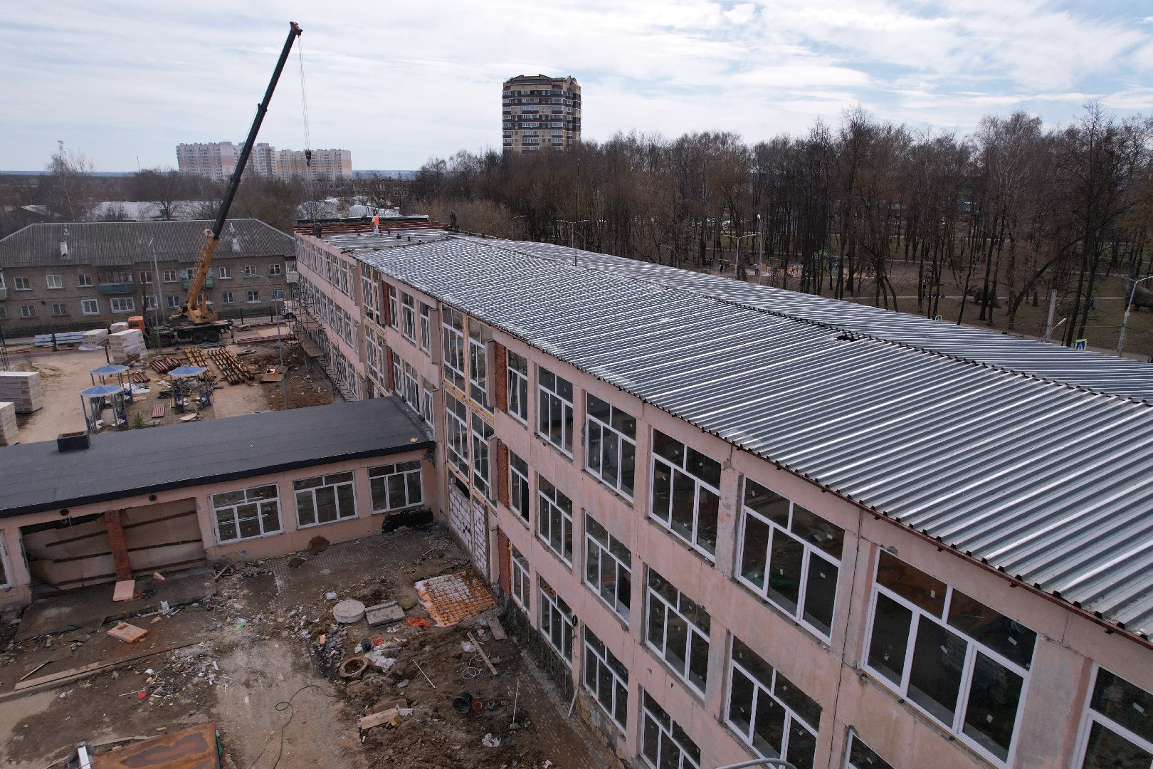 видео с коптера,  ремонт школы 17 в Серпухове,