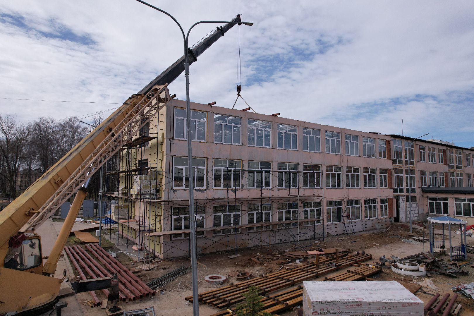 видео с коптера,  ремонт школы 17 в Серпухове,