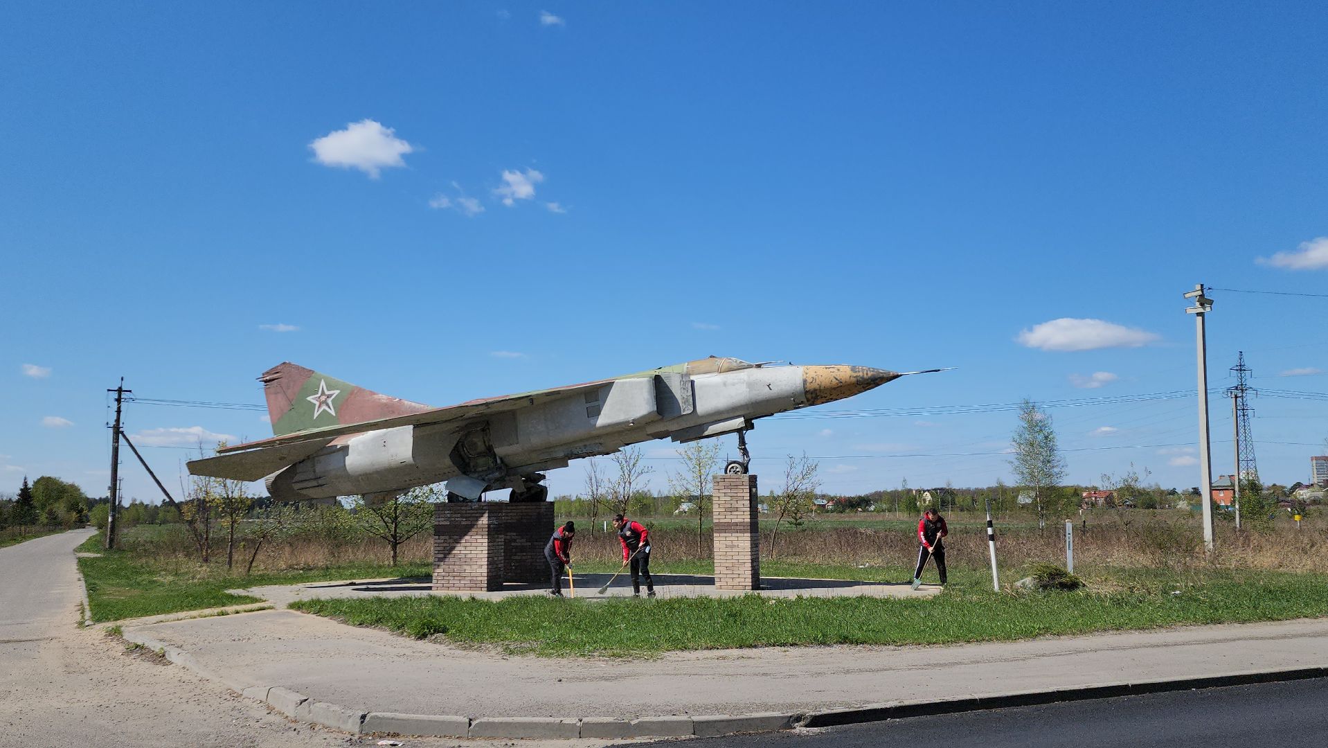 уборка памятников, волонтеры, монино, памятник-самолет ,