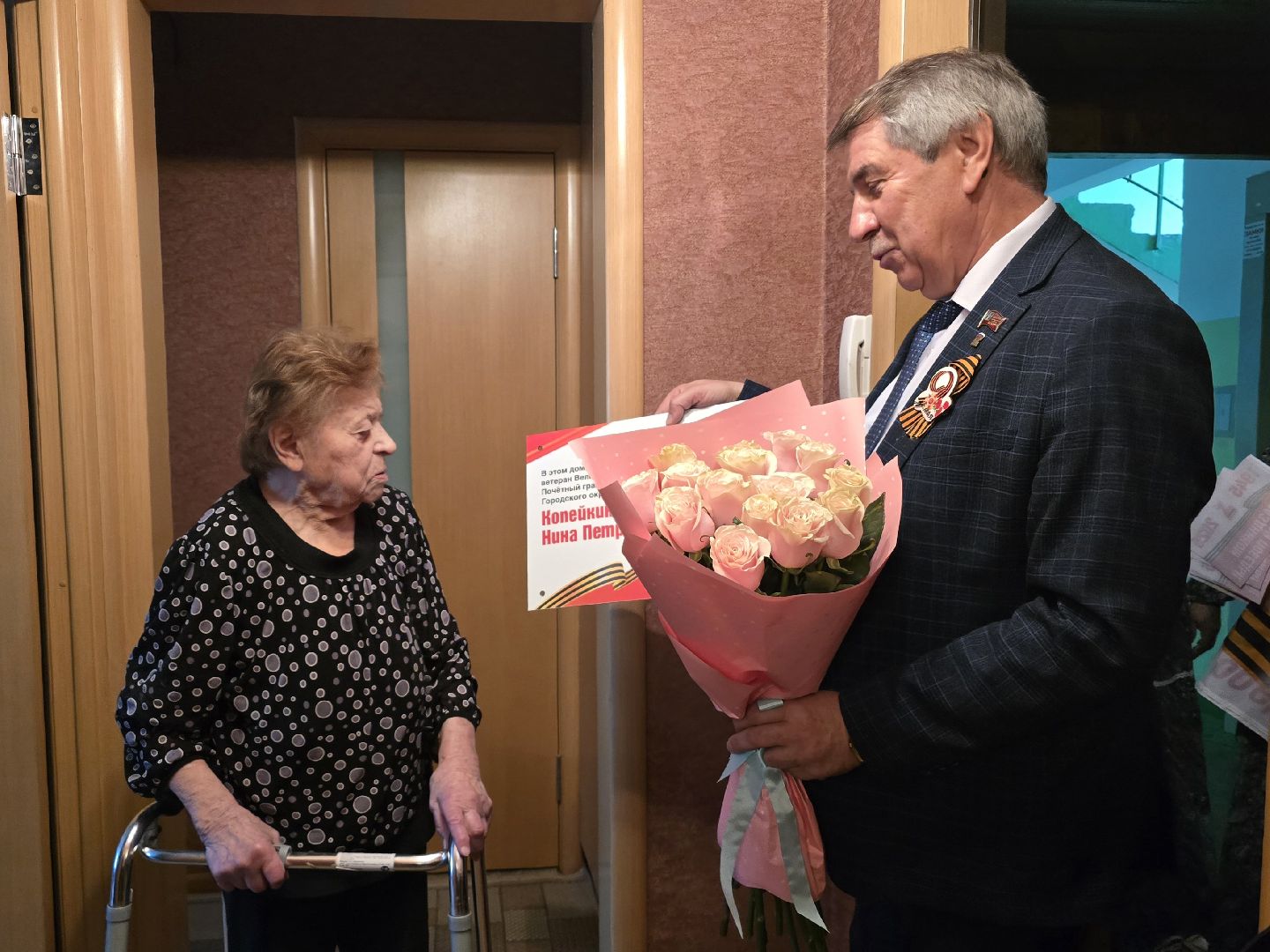 Коломна, табличка на доме в честь ветерана, таблички в честь ветеранов вов,