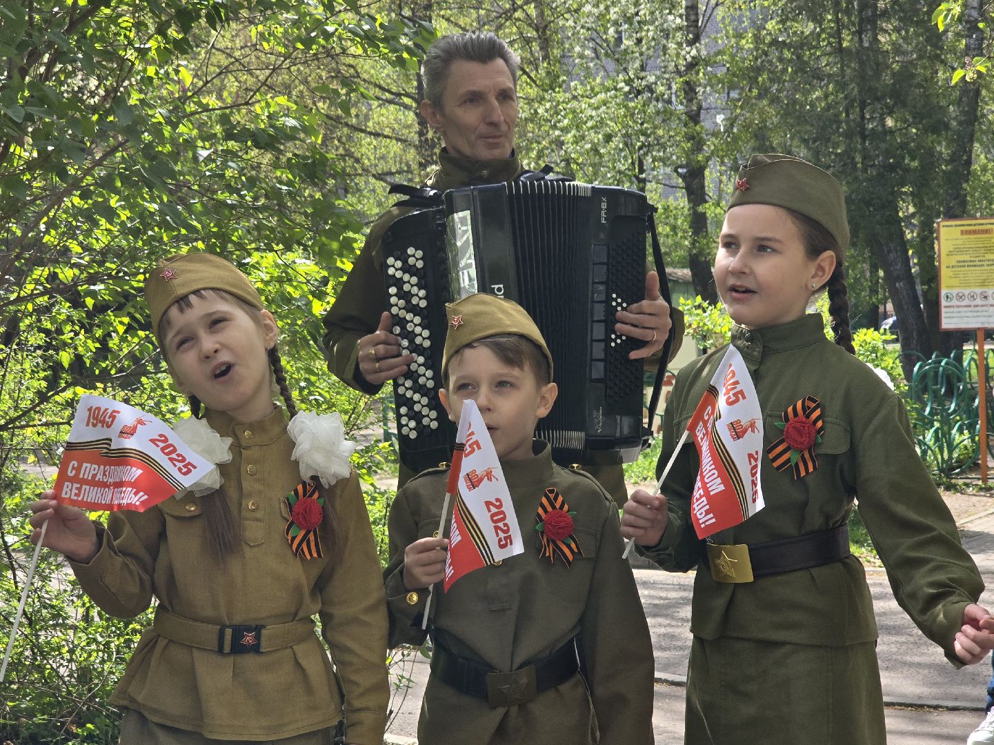 Коломна, табличка на доме в честь ветерана, таблички в честь ветеранов вов,