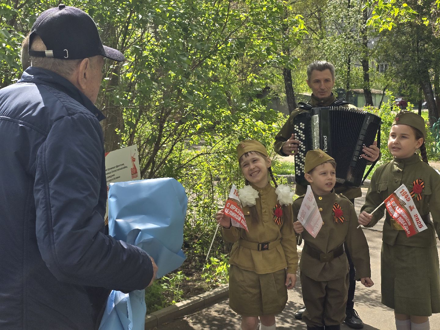 Коломна, табличка на доме в честь ветерана, таблички в честь ветеранов вов,
