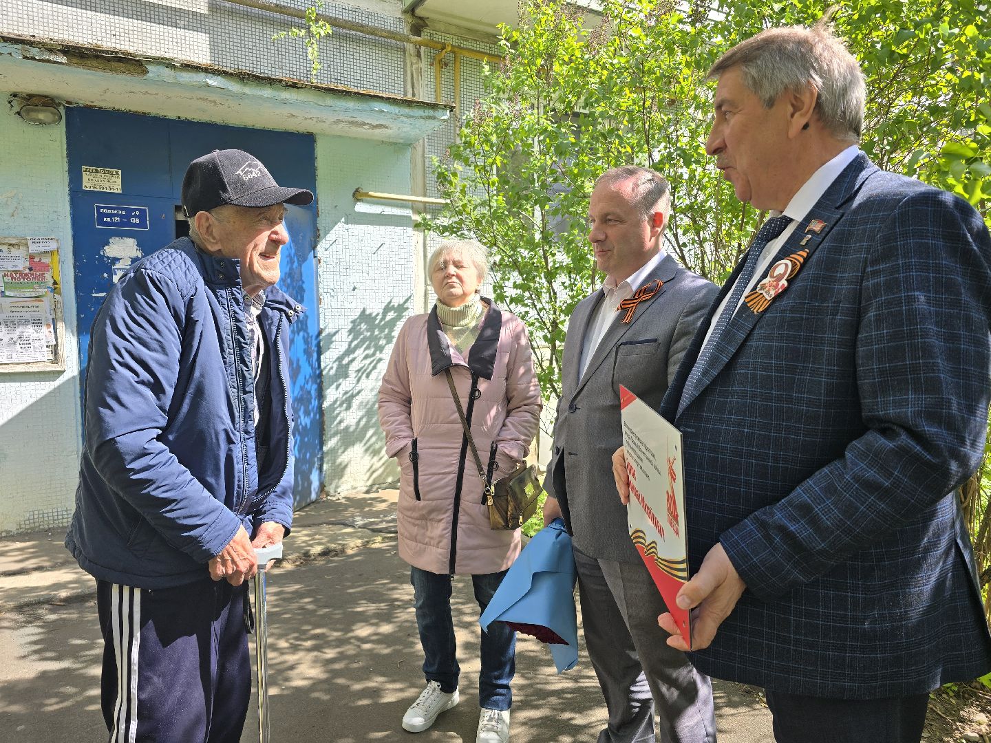 Коломна, табличка на доме в честь ветерана, таблички в честь ветеранов вов,